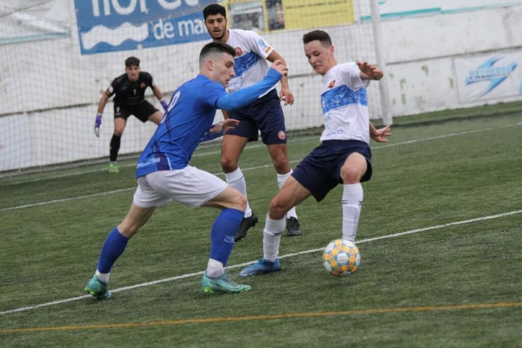 Adri Expósito en una jugada del partit (Antonio Díez)