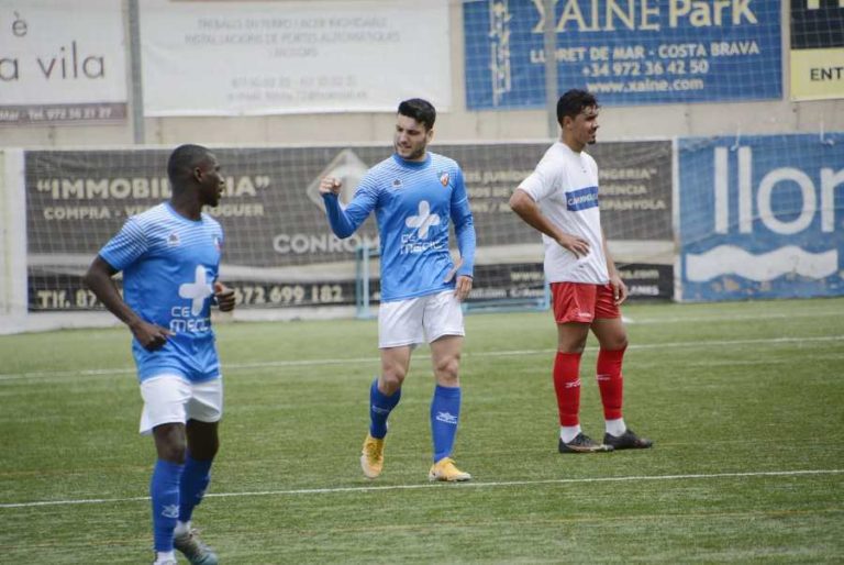 Adrian Exposito al centre de la imatge Aitor Roger en el partit del Lloret i lEscala