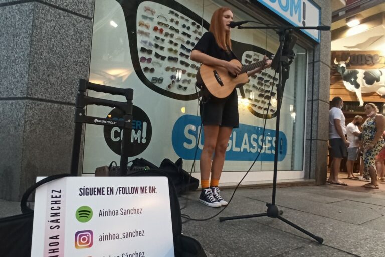 Ainhoa Sánchez en una actuació al carrer