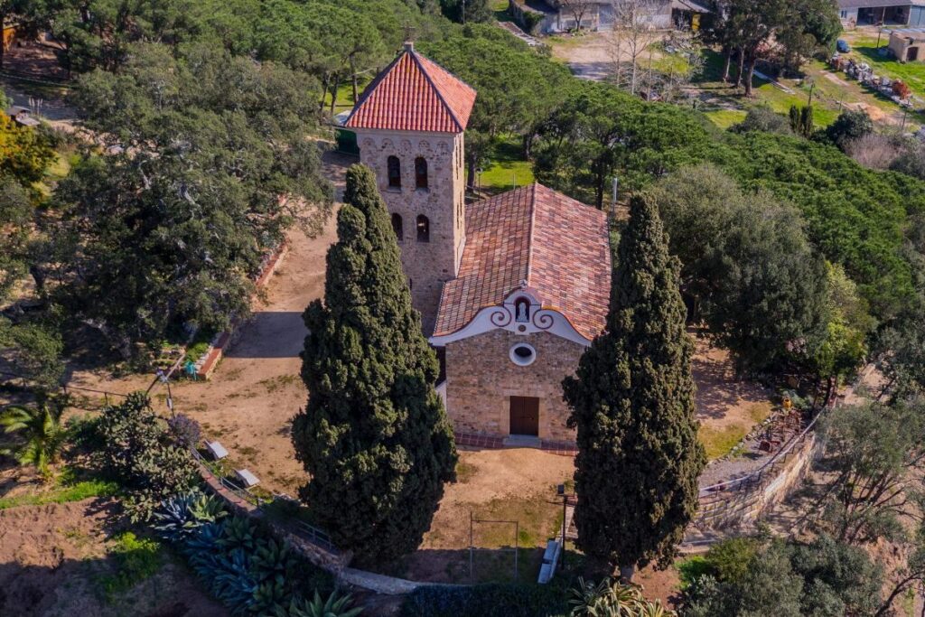 Imatge aèria de l'ermita de les Alegries (Catalunya 360)