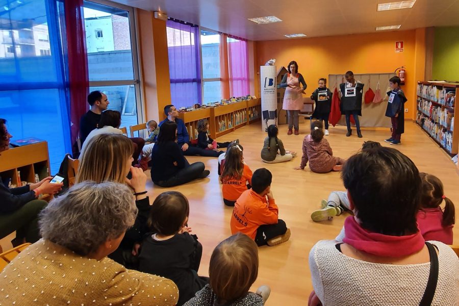 Assumpta Mercader parlant de Gianni Rodari en una biblioteca