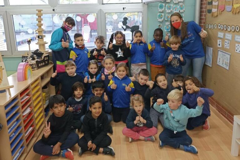 Alumnes vestits de blau (Escola Pompeu Fabra)