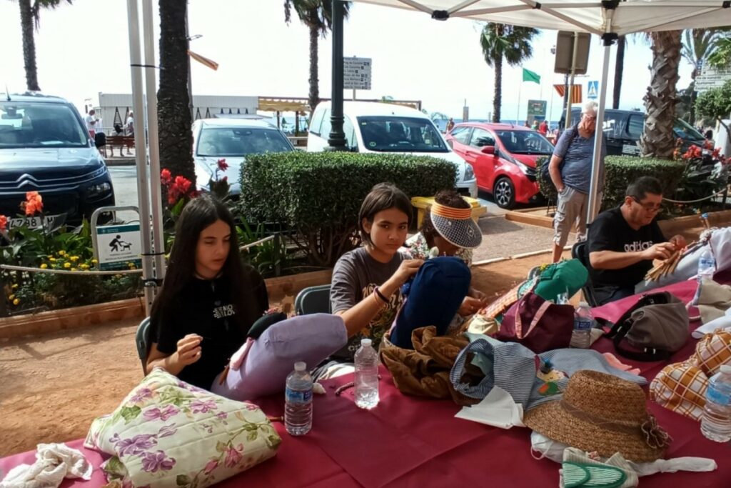 Àvia i netes fent puntes de coixí