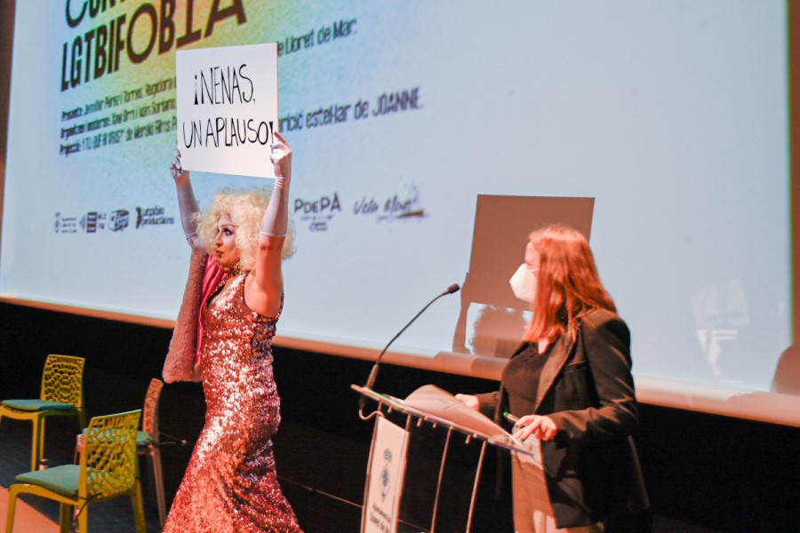 Joanne i la regidora d'Igualtat a l'acte contra l'homofòbia (Bustek Films)
