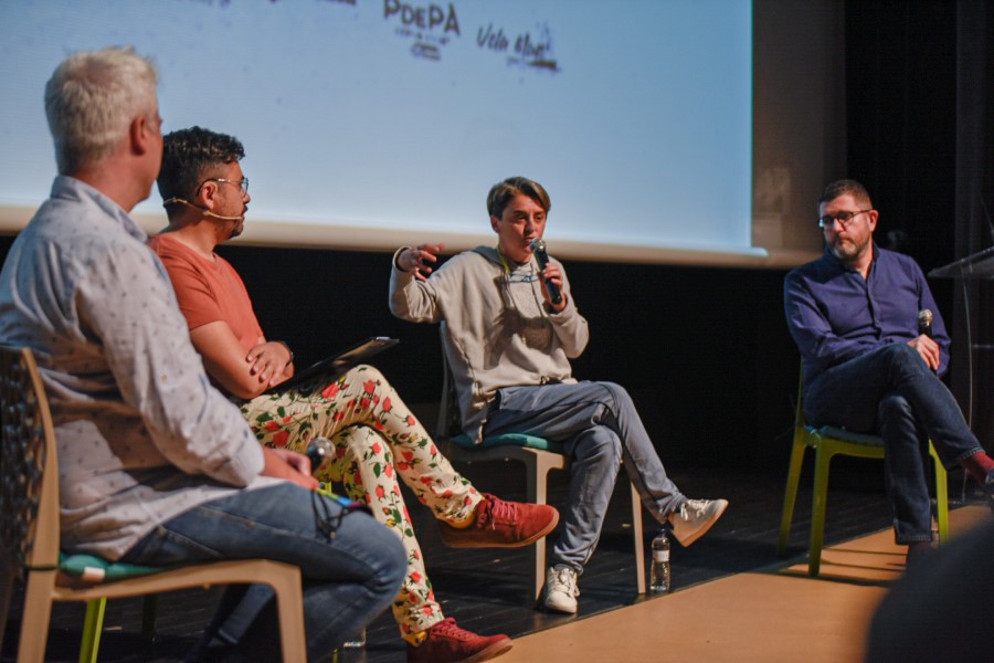 Els ponents de la taula d'experiències contra l'homofòbia (Bustek Films)