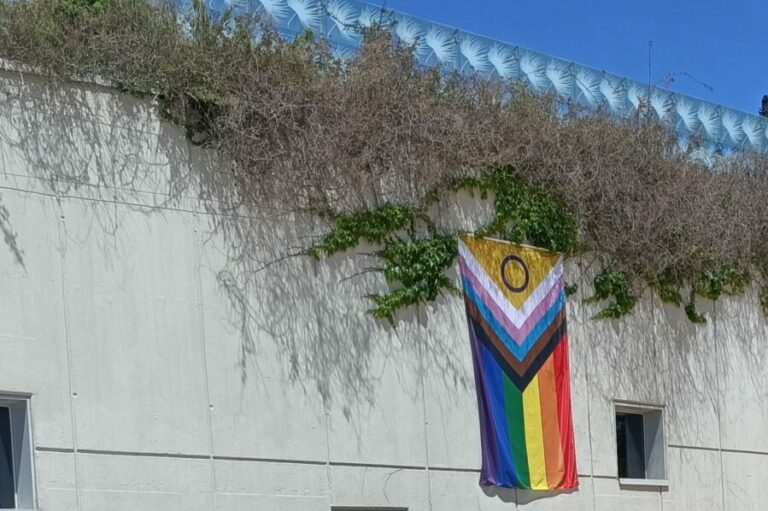 Roben la bandera inclusiva de la façana del Teatre de Lloret