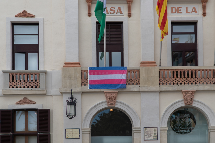 Bandera a l'Ajuntament de Lloret per commemorar el Dia Internacional de la Memòria Transsexual