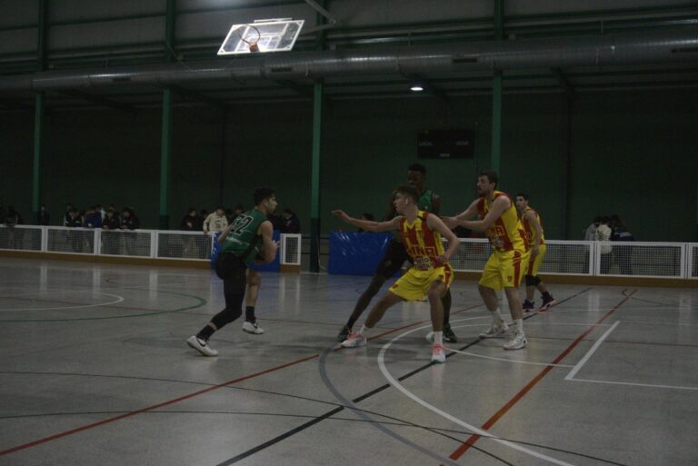 Un moment del partit (Bàsquet Lloret)