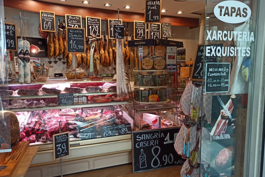 Una de les botigues del centre comercial Carabela, altre cop oberta