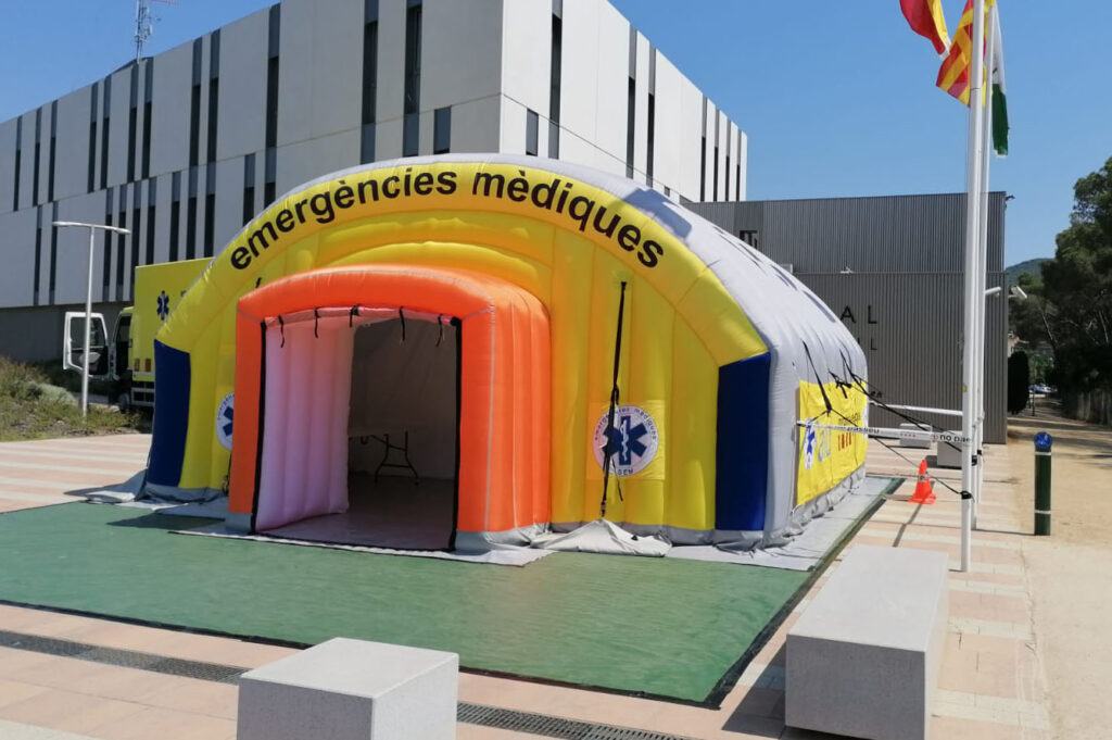 La carpa del SEM, instal·lada a davant de la caserna policial.