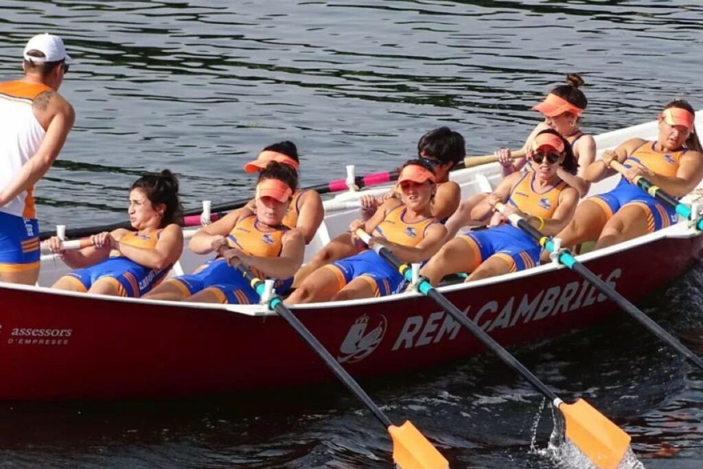 El sènior femení, a la regata de llaguts a Flix (Club Rem Hotelers)