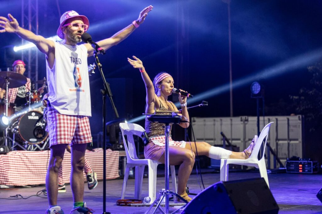 Cristina Collado cantant amb la cama embenada (Tapeo Sound System)