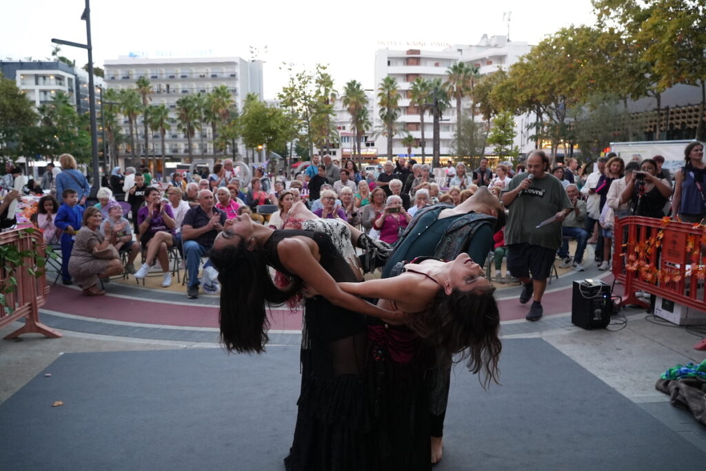 La companyia Raqs Sahira, a la Fira de Bruixes