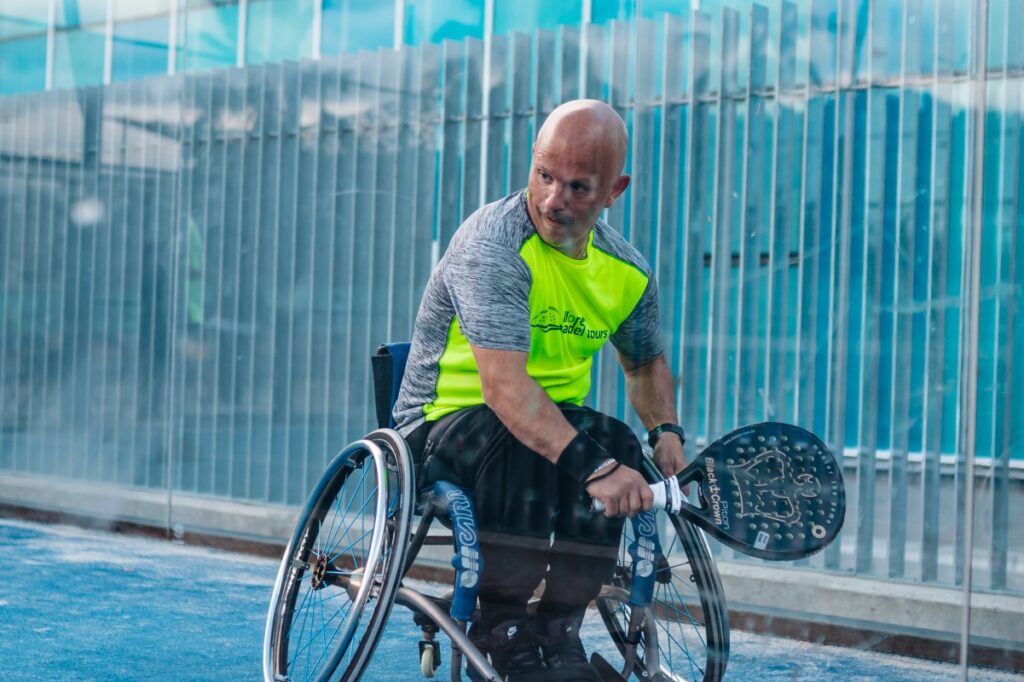 Un altre dels participants a l'exhibició de pàdel adaptat (Lloret Pàdel Tours)