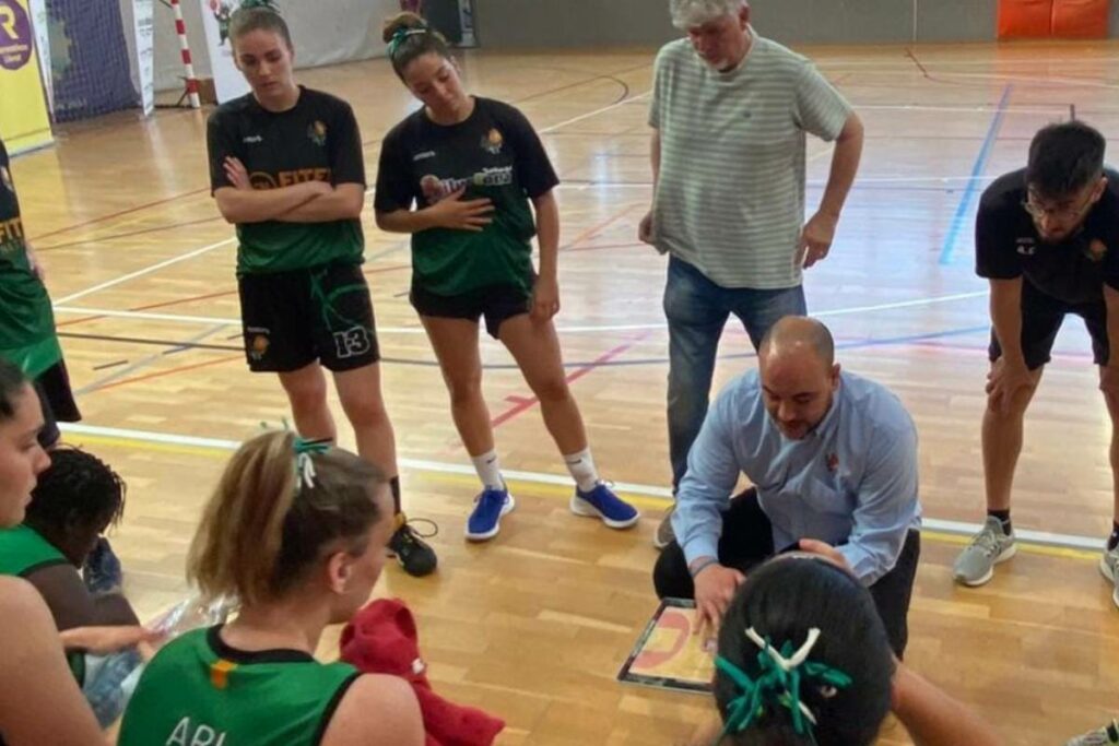 Dami Sosa amb el sènior femení del Bàsquet Lloret