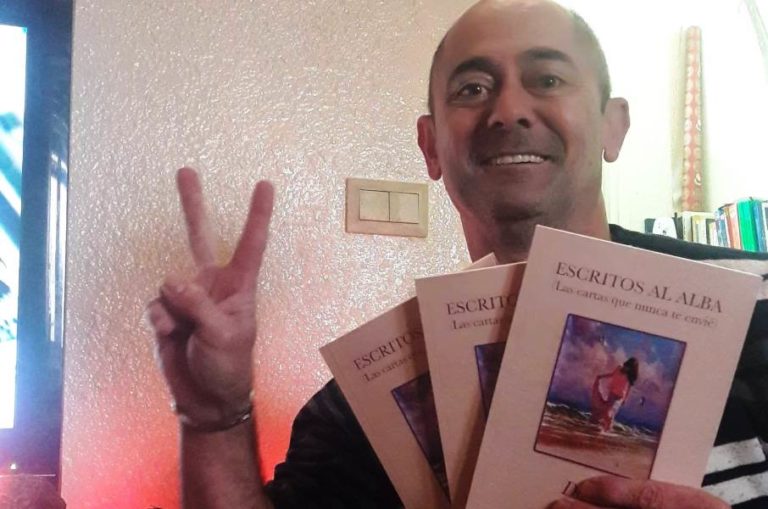 L'autor amb el llibre (Domingo Tenorio)