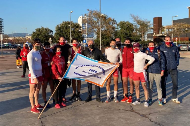 El Club Rem Santa Cristina amb la bandera de la victoria