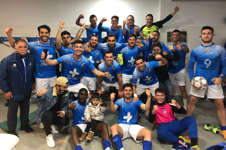 El Lloret de futbol celebrant la victoria contra lEscala