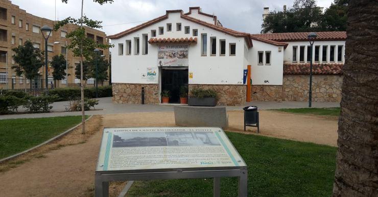 El Puntet col·loca una placa per recordar que l’edifici era l’escorxador
