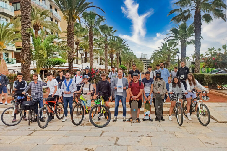 El grup de 3r d'ESO de l'IE presenta a l'alcalde un projecte de millora dels carrils bici