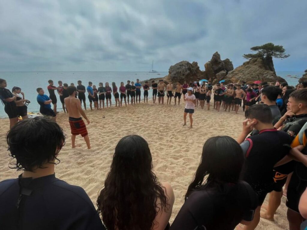 Els estudiants en una de les proves a la platja de Fenals