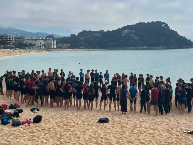 Els estudiants en una de les proves a la platja de Fenals