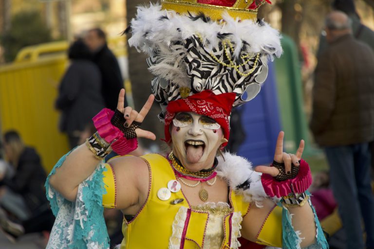 Els Encantats (carrossa) i Welcome & Friends (comparsa) arrasen a la rua del Carnaval de Lloret de Mar