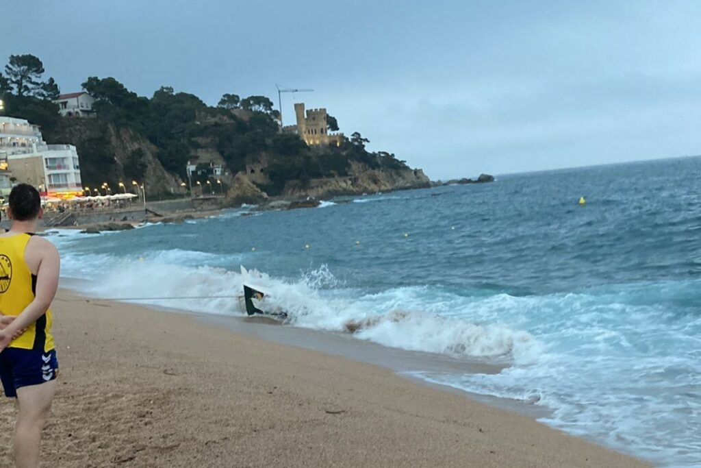Un vogador mira com treuen el llagut (Es Vano)