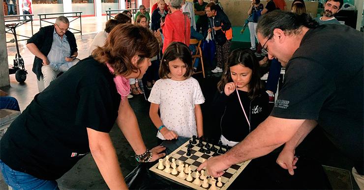 Escolta els veïns de Lloret com passen les hores prèvies a les seus de l’1-O