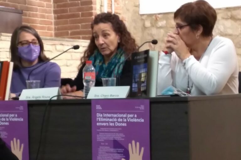 Ester Mas, Àngels Roura i Charo Barcia, en una xerrada a Vidreres