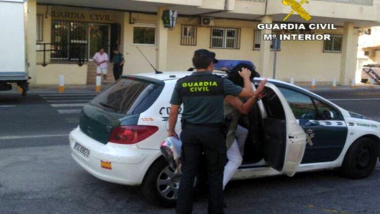 Detenen una parella de Lloret per extorsionar un empresari a qui reclamaven 100.000 euros per unes imatges sexuals