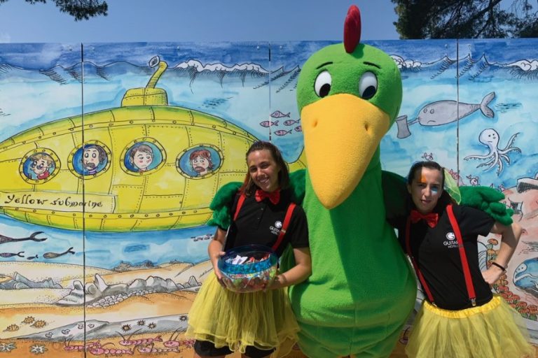 La mascota de la cadena en una de les zones il·lustrades per Pilarín Bayès (Guitart Hotels)