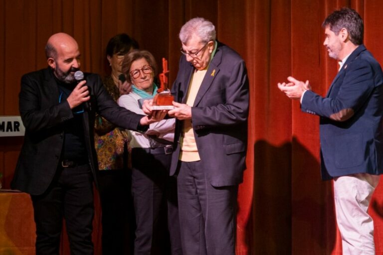 Joan Domènech en el moment de recollir el guardó Sa Proa (Jordi Triadó)