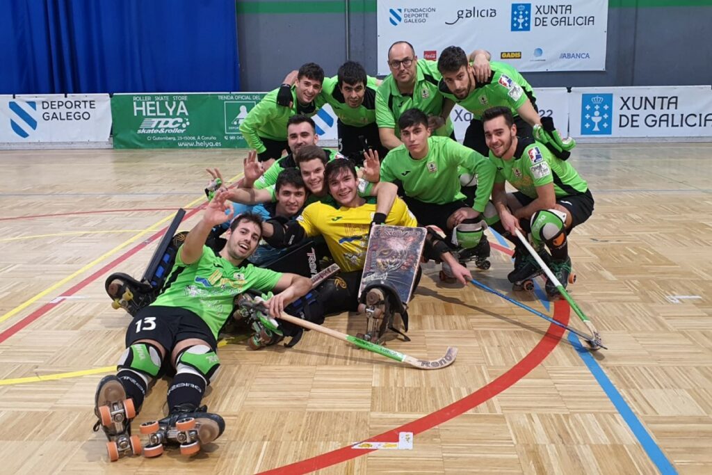 L'equip celebrant la victòria (Club Hoquei Lloret)