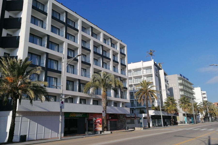 Hotel Delamar, a 'la riera'.