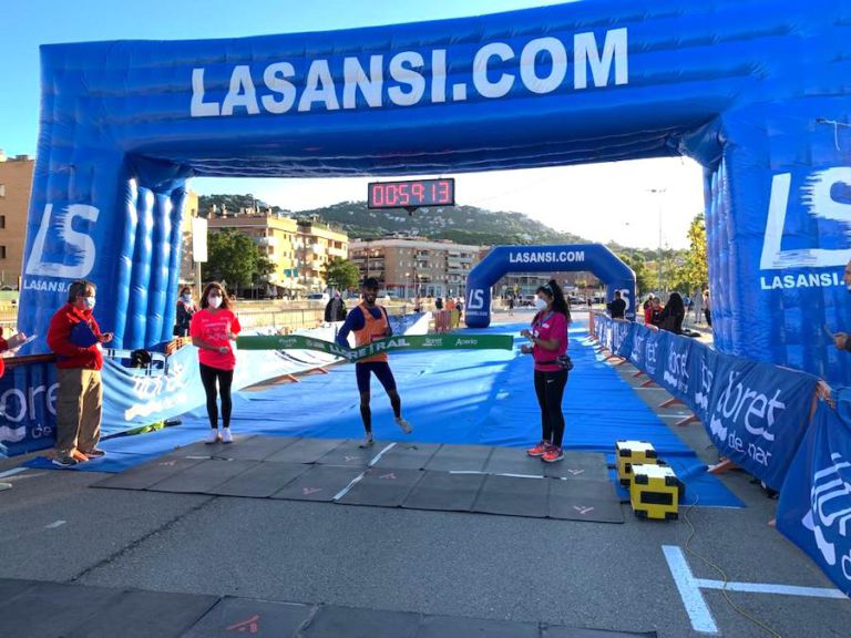 El Ghazouany travessant la meta a la Lloretrail (NRLL)