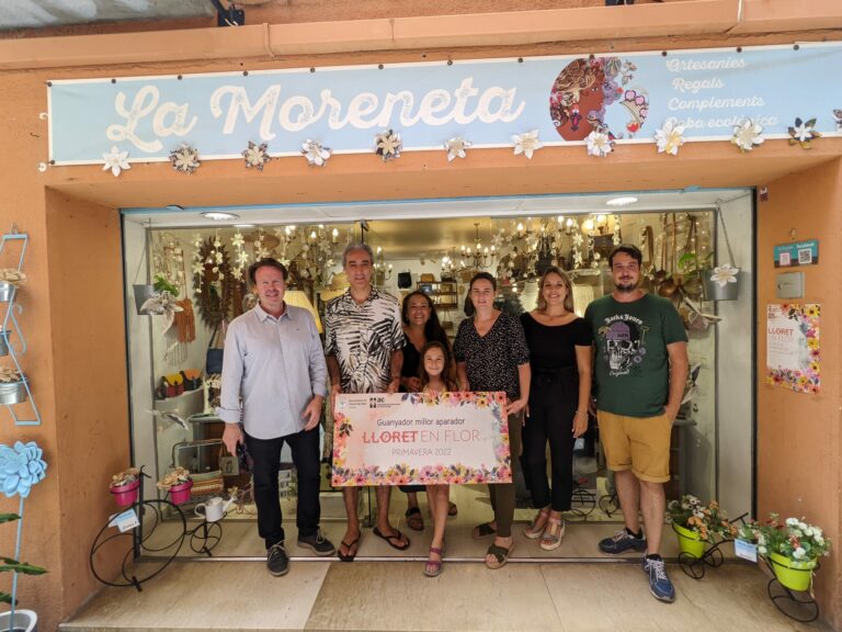 La Moreneta rebent el premi de Lloret en Flor