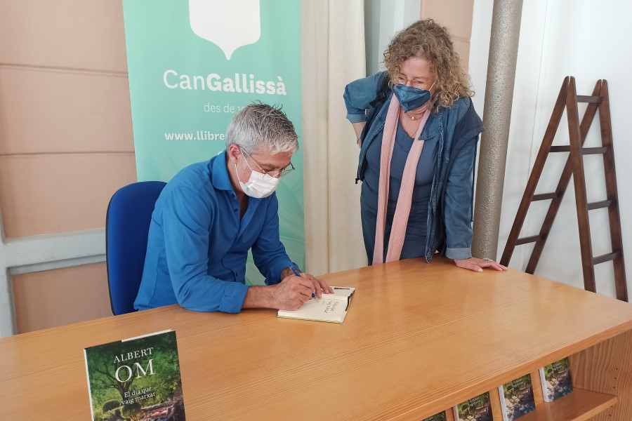 Albert Om, signant el llibre 'El dia que vaig marxar'