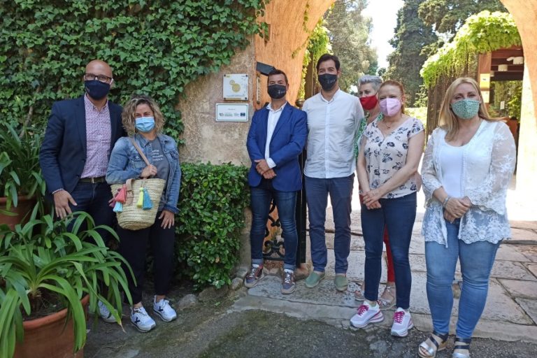 El moment de posar la placa que acredita que els Jardins de Santa Clotilde formen part de la Ruta Cultural Europea de Jardins Històrics