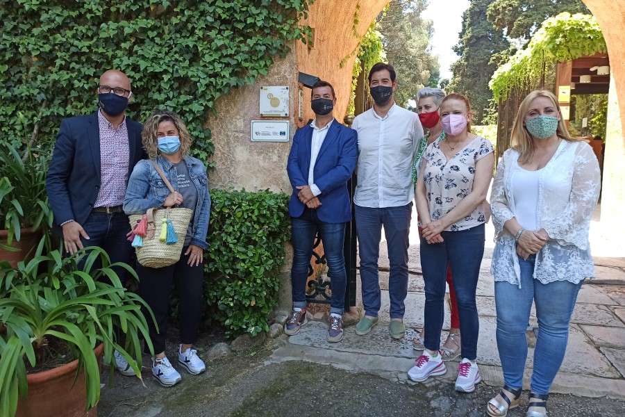 El moment de posar la placa que acredita que els Jardins de Santa Clotilde formen part de la Ruta Cultural Europea de Jardins Històrics