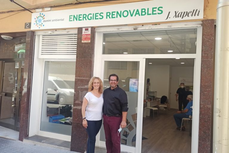 Sol Berenguer i Jordi Xapellí a la porta de Domini Ambiental