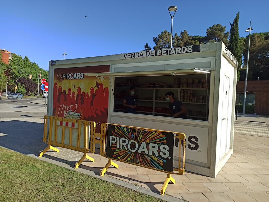 La parada de petards de davant l'oficina de Lloret Turisme