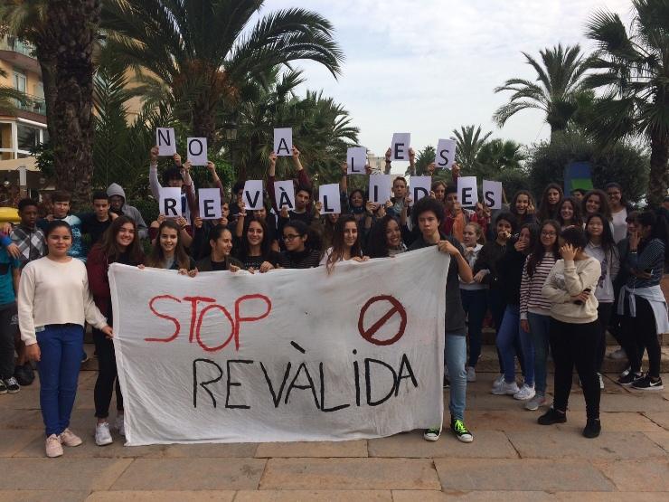 50 alumnes de secundària de Lloret reclamen l’abolició de les revàlides de la LOMCE