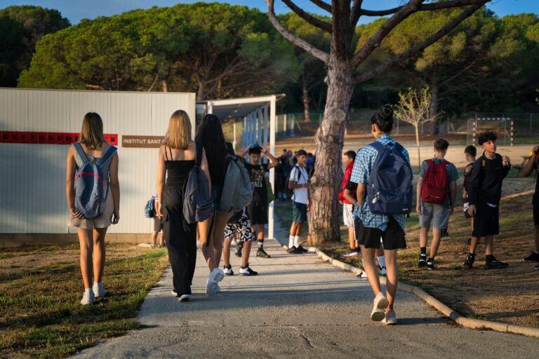 Estudiants entrant a l'institut Sant Quirze