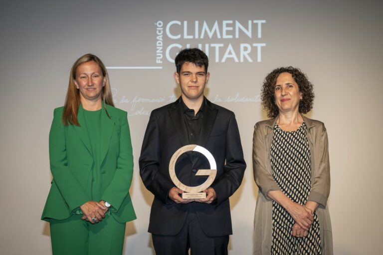 Jan Ribas, amb el guardó Climent Guitart a la Formació (Fundació Climent Guitart)