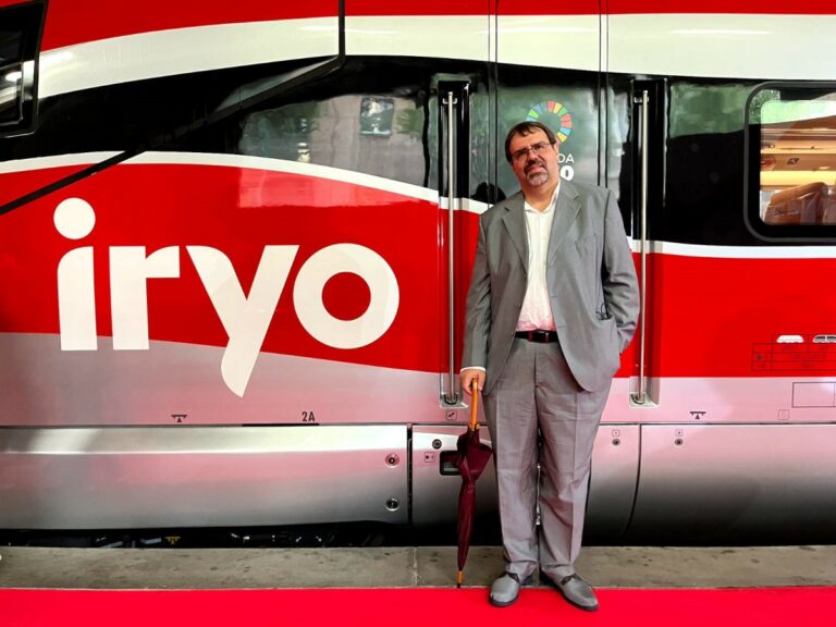 Josep Bernat, davant d'un tren d'Iryo