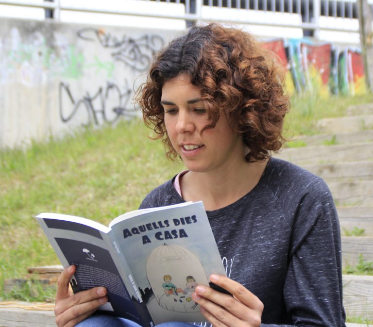 L'autora Júlia Puntí, amb el seu llibre 'Aquells dies a casa'.