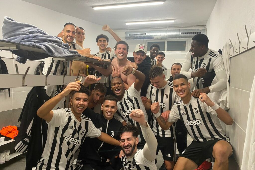 L'equip celebrant la victòria (Juve Lloret)