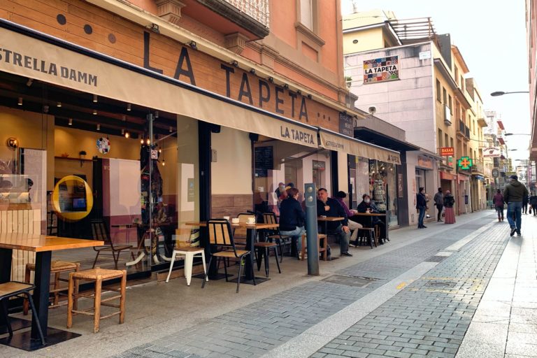 Un dels establiments de restauració del carrer Sant Pere, que dilluns que ve podran obrir fins a les 17h.