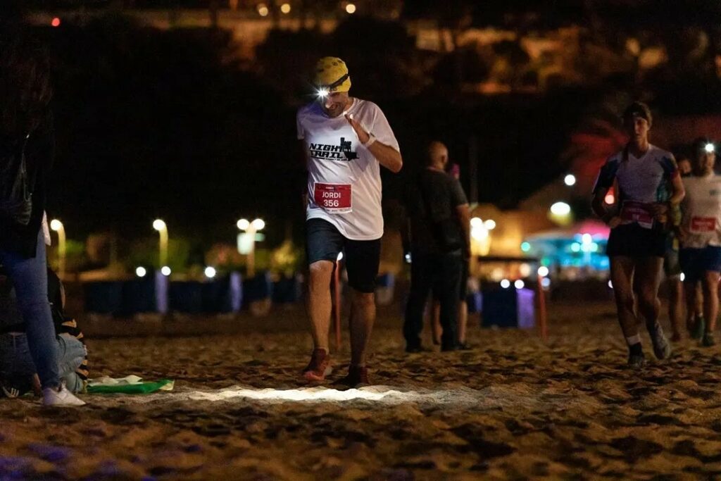 La difícil i espectacular arribada per la sorra (Lloret Night Trail)